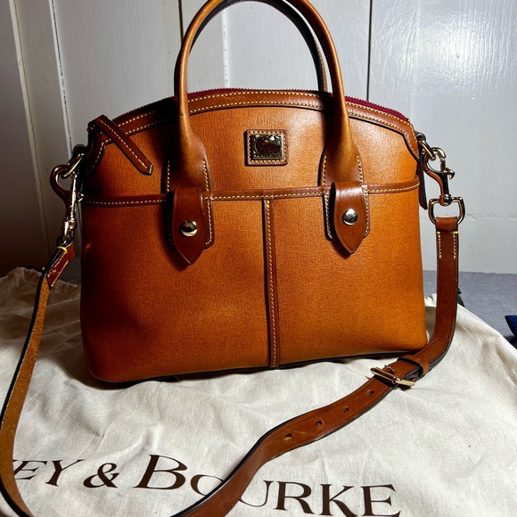 Dooney & Bourke Handbags - Beautiful Dooney & Bourke satchel Brown leather